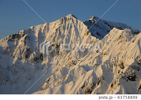 朝日を浴びる鹿島槍ヶ岳 63758899