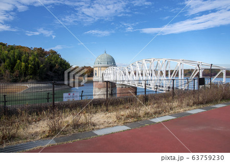 秋の多摩湖　第一取水塔 63759230