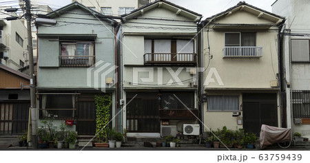 日本の古い住宅、長屋、アパートメント 63759439