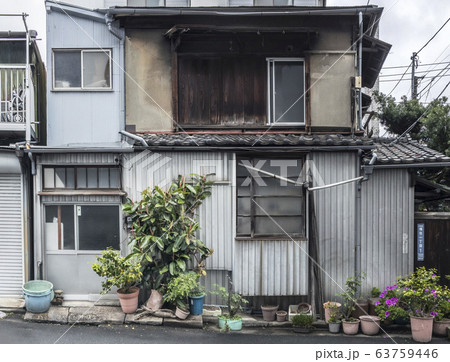 日本の古い住宅、長屋、アパートメント 63759446