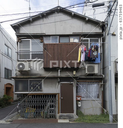 日本の古い住宅、長屋、アパートメント 63759463
