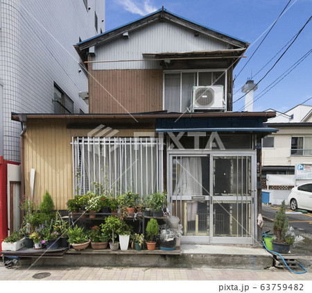 日本の古い住宅、長屋、アパートメント 63759482