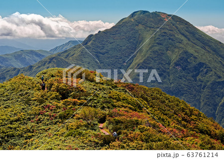 紅葉の越後駒ヶ岳から見る中ノ岳 63761214