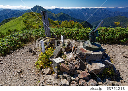 越後駒ヶ岳山頂の風景と中ノ岳 63761218