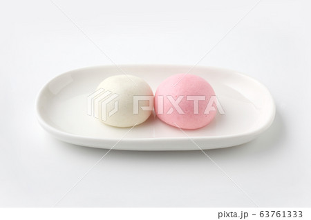 紅白 まんじゅう 饅頭 日本のお菓子 和菓子 白背景 紅白 まんじゅう 饅頭 日本のお菓子 和菓子 白背景 63761333