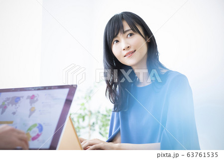 女性・パソコン・ビジネスイメージ 63761535