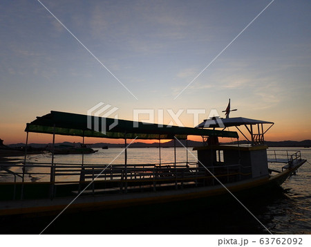 エーヤワディー川の夕焼け エーヤワディー川の夕焼け 63762092