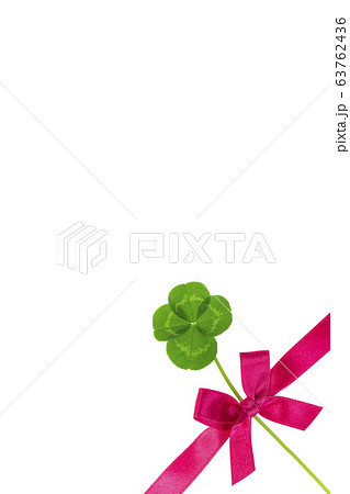 四葉のクローバーと赤いリボン 63762436