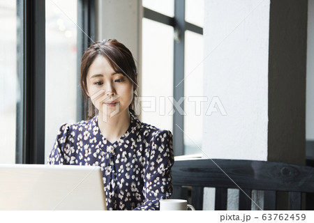 リモートワーク カフェ 女性 リモートワーク カフェ 女性 63762459