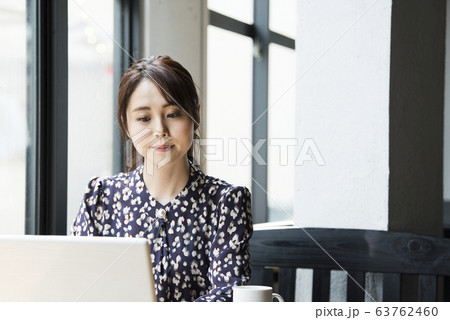 リモートワーク　カフェ　女性 63762460