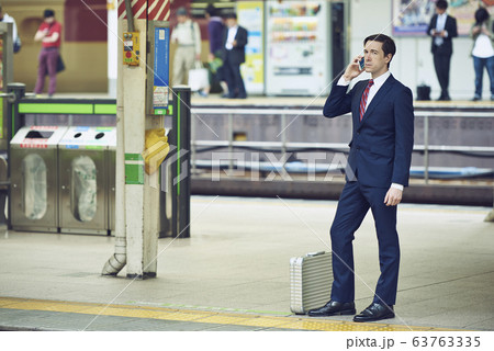 東京出張中のイギリス人のビジネスマン 63763335