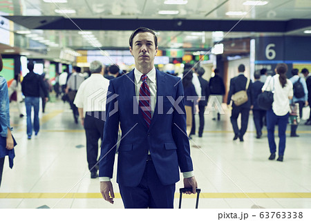 東京出張中のイギリス人のビジネスマン 東京出張中のイギリス人のビジネスマン 63763338