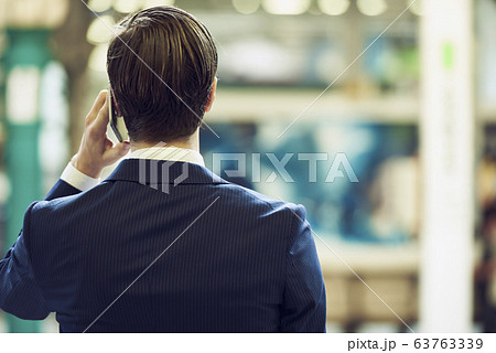 東京出張中のイギリス人のビジネスマン 63763339