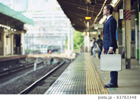 東京出張中のイギリス人のビジネスマン 63763348