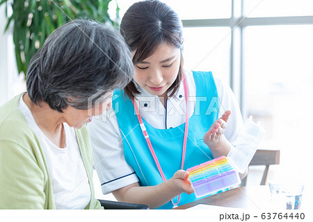 介護イメージ お薬 介護イメージ お薬 63764440