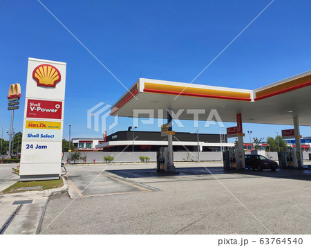 Shell Petrol Station During Daytime Customers の写真素材