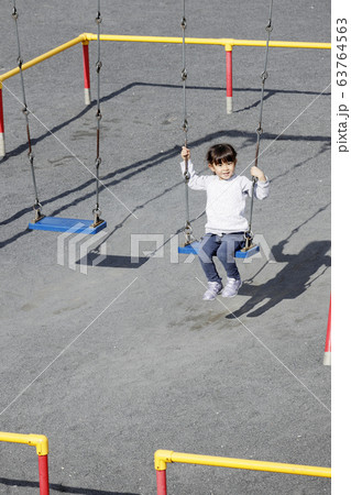 ブランコで遊ぶ幼児(5歳児) ブランコで遊ぶ幼児(5歳児) 63764563