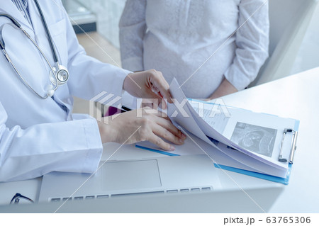 The doctor check the health and advise pregnancy to pregnant women 63765306
