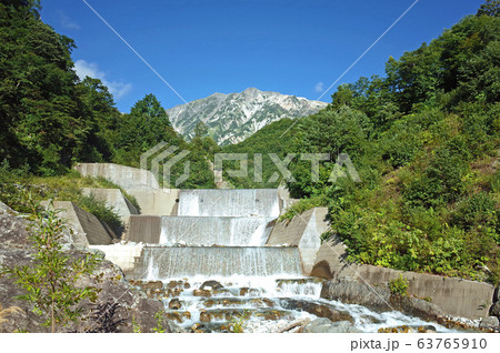 夏の白馬岳と松川の流水 63765910