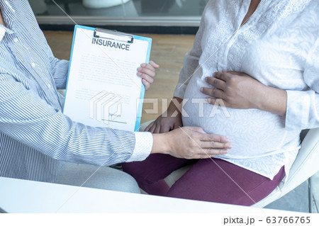 Insurance agents recommend health insurance to pregnant women Insurance agents recommend health insurance to pregnant women 63766765