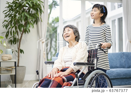 車椅子のおばあちゃんと女の子の写真素材