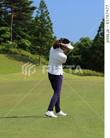 ティーショットを打つ女性 イメージ 63767477
