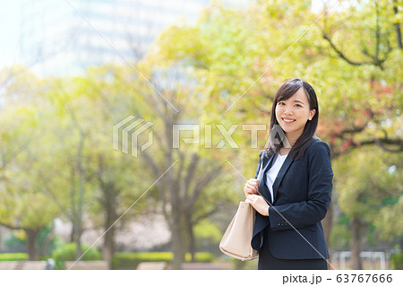 新緑と若い女性 63767666