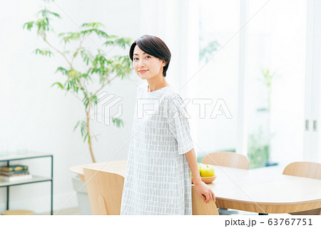 ミドルの女性 63767751