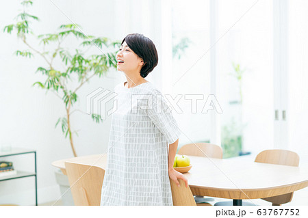 ミドルの女性 63767752