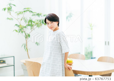 ミドルの女性 63767753