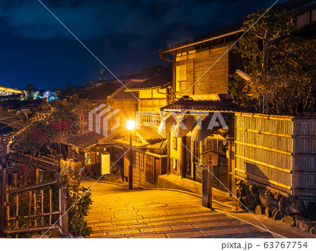 京都　夜の二寧坂 63767754
