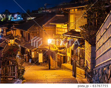 京都　夜の二寧坂 63767755