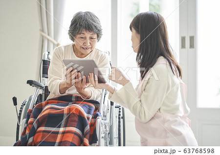 タブレットを見る高齢女性 63768598