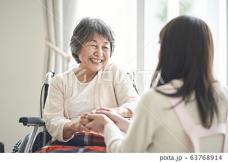 高齢者と介護士 63768914
