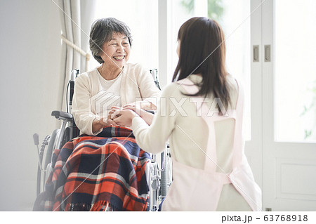 高齢者と介護士 63768918