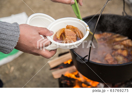 アウトドアのダッチオーブン料理　豚バラ肉のコーラ煮 63769275