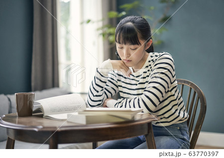 自宅学習　女の子 63770397