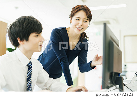 ビジネス オフィス デスクワーク 63772323