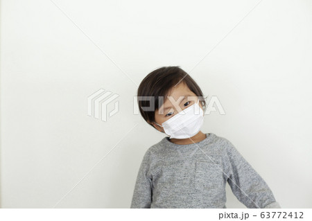 マスクをする子供 マスクをする子供 63772412