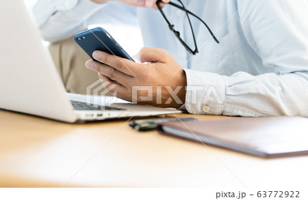 男性 スマホ パソコン 男性 スマホ パソコン 63772922