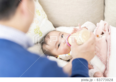 7ヶ月の娘に授乳する父親 7ヶ月の娘に授乳する父親 63773028