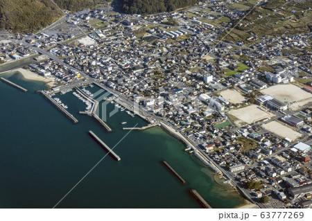 周防大島の久賀港を空撮 63777269