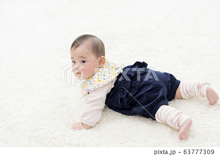 ハイハイする7ヶ月の女の子の写真素材 63777309 Pixta