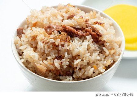 たこめし･タコの炊き込みご飯。写真奥には漬物(たくあん漬け)。(白バック) 63778049