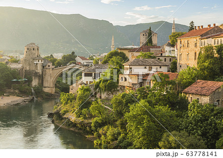 ボスニア・ヘルツェゴビナ　モスタルのスターリ・モストとネレトヴァ川 63778141