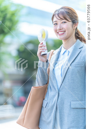 ビジネスウーマン 若い女性 ミニ扇風機 ビジネスウーマン 若い女性 ミニ扇風機 63779566