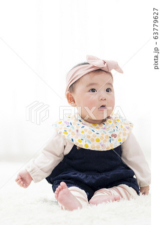 お座りする7ヶ月の女の子の写真素材