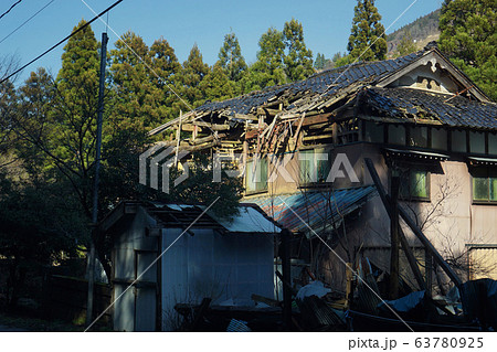 倒壊寸前の廃屋 倒壊寸前の廃屋 63780925