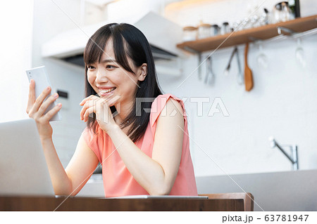 女性 ライフスタイル 自宅 女性 ライフスタイル 自宅 63781947