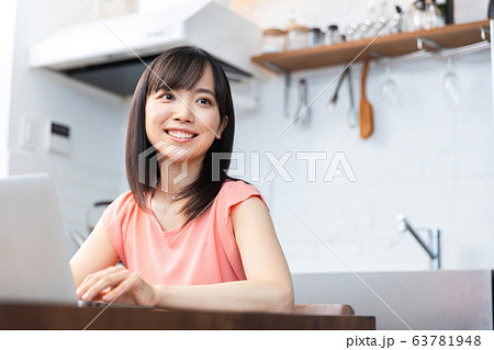 女性 ライフスタイル 自宅 女性 ライフスタイル 自宅 63781948